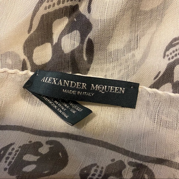 Alexander McQueen Skull Scarf - White and Gray - Picture 7 of 7